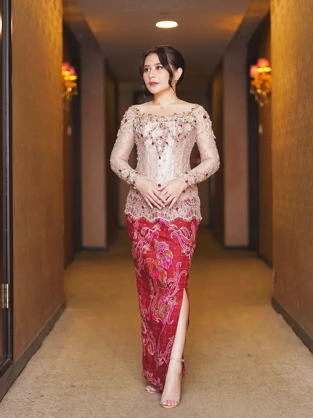 Prilly Latuconsina cantik pakai kebaya saat wisuda (Foto: Instagram/@prillylatuconsina96)