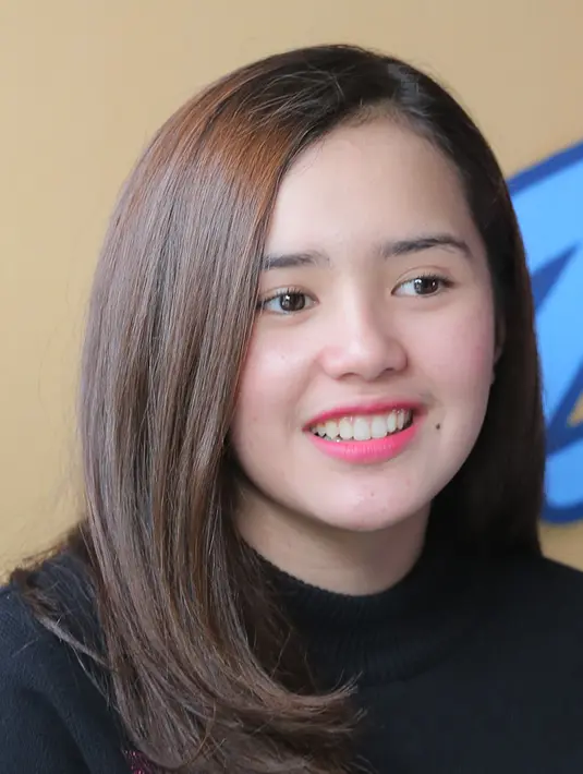 "Sulit sih, kalau bahasa Inggris kan ngomongnya biasa kayak Indonesia, kalau di sana tuh (Belanda) pakai kayak suara di tenggorokan. Jadi agak susah sih, tapi seru. Merasa tertantang," jelasnya. (Deki Prayoga/Bintang.com)