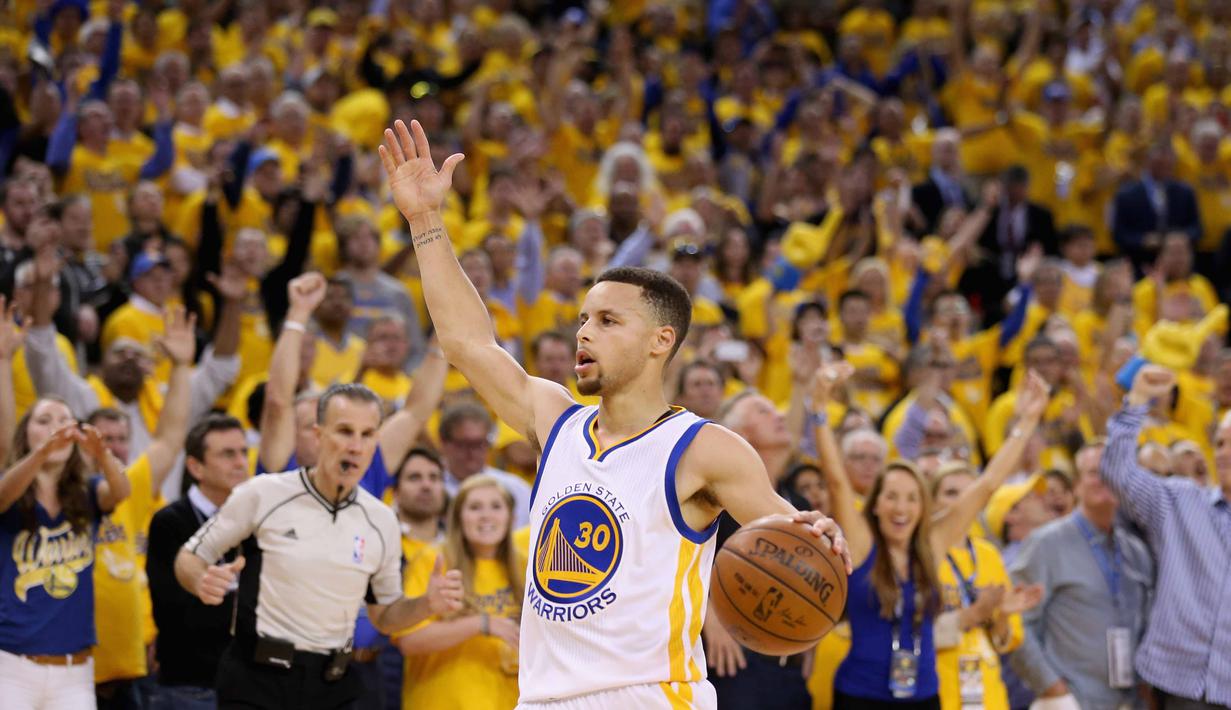 Pebasket Warriors, Stephen Curry #30 memperlambat permainan saat timnya melawan Portland Trail Blazers ipada game ke-5 semifinal NBA Playoffs wilayah barat di Oracle Arena, Oakland, California, (12/5/2016) WIB. (Ezra Shaw/Getty Images/AFP)