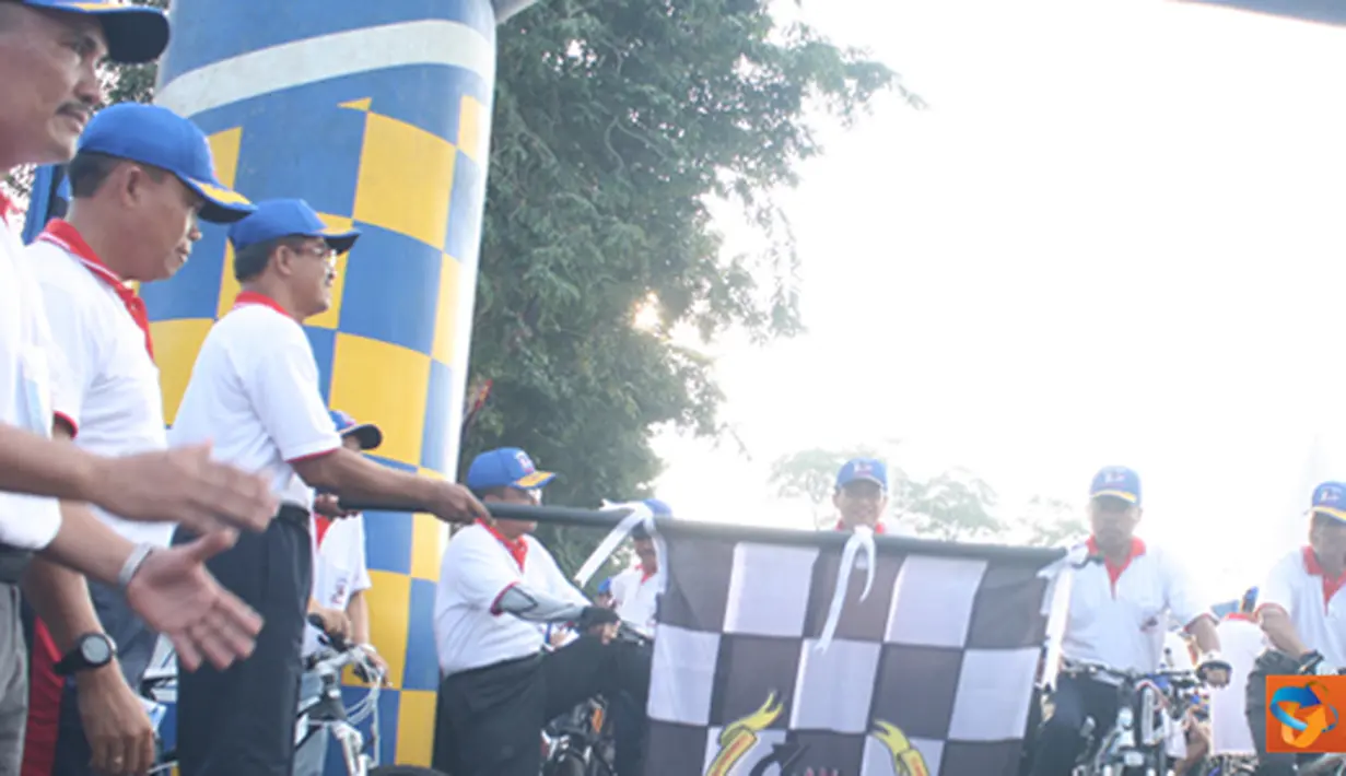 Citizen6, Surabaya: Komandan Kobangdikal Laksda TNI Sadiman membuka acara Fun Bike Hari Pendidikan (Hardikal) ke-66 tahun 2012 yang digelar Kobangdikal, Minggu (29/4). (Pengirim: Penkobangdikal)
 