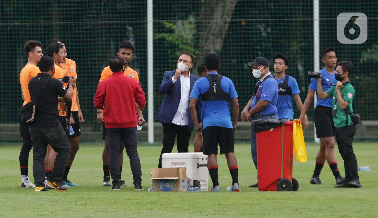 Ketua Umum PSSI Mochamad Iriawan (tengah) meninjau latihan perdana TImnas Indonesia U-22 di Lapangan D, Kompleks Gelora Bung Karno, Senayan, Jakarta, Rabu (10/2/2021). Latihan perdana Timnas U-22 diikuti 31 pemain yang dipersiapkan untuk SEA Games 2021 di Vietnam. (Liputan6.com/Helmi Fithriansyah)
