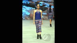 Model memperagakan koleksi terbaru dari desainer Priscilla Saputro yang bertema 'Novum Etno: Colorful Banyuwangi' pada ajang Indonesia Fashion Week 2015 di JCC Senayan, Jakarta, Sabtu (28/2). (Liputan6.com/Panji Diksana)