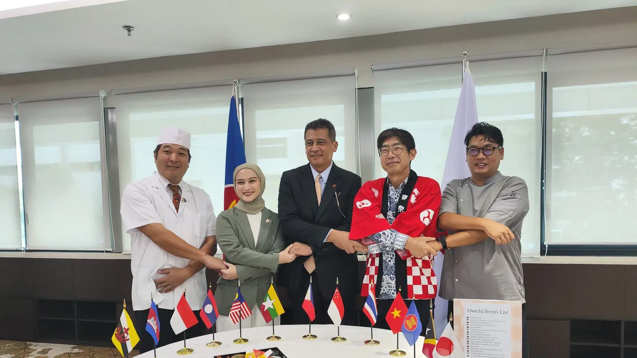 Chef Morita (Ambassador's residence chef) (Kiri), Ms. Melody Nurramdhani, ASEAN Deputy Sec-Gen Nararya S. Soeprapto, Ambassador Kiya (Mission of Japan to ASEAN), Chef Shimada dari Okuzono Restaurant (Liputan6.com/Alya Felicia Syahputri)