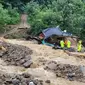 Pekerja darurat Korea Selatan mencari korban selamat di sebuah rumah yang hancur akibat banjir setelah hujan lebat di Yeongju.(AFP)