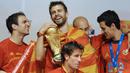 Gerard Pique - Benteng kokoh Barcelona ini merupakan salah satu bek tangguh di generasinya. Tidak hanya gemilang bersama klub, Pique juga mentereng bersama Timnas. Total 36 trofi telah diraih sepanjang kariernya. (AFP/Miguel Riopa)