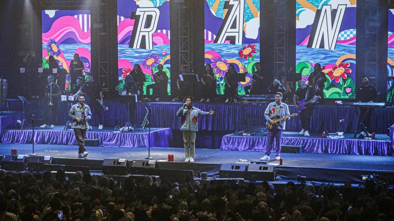 Aksi panggung grup band RAN yang beranggotakan Rayi, Asta dan Nina saat tampil menggebrak panggung dalam konser yang digelar di Basket Hall Senayan, Jakarta, Rabu (20/12/2023). <br>
