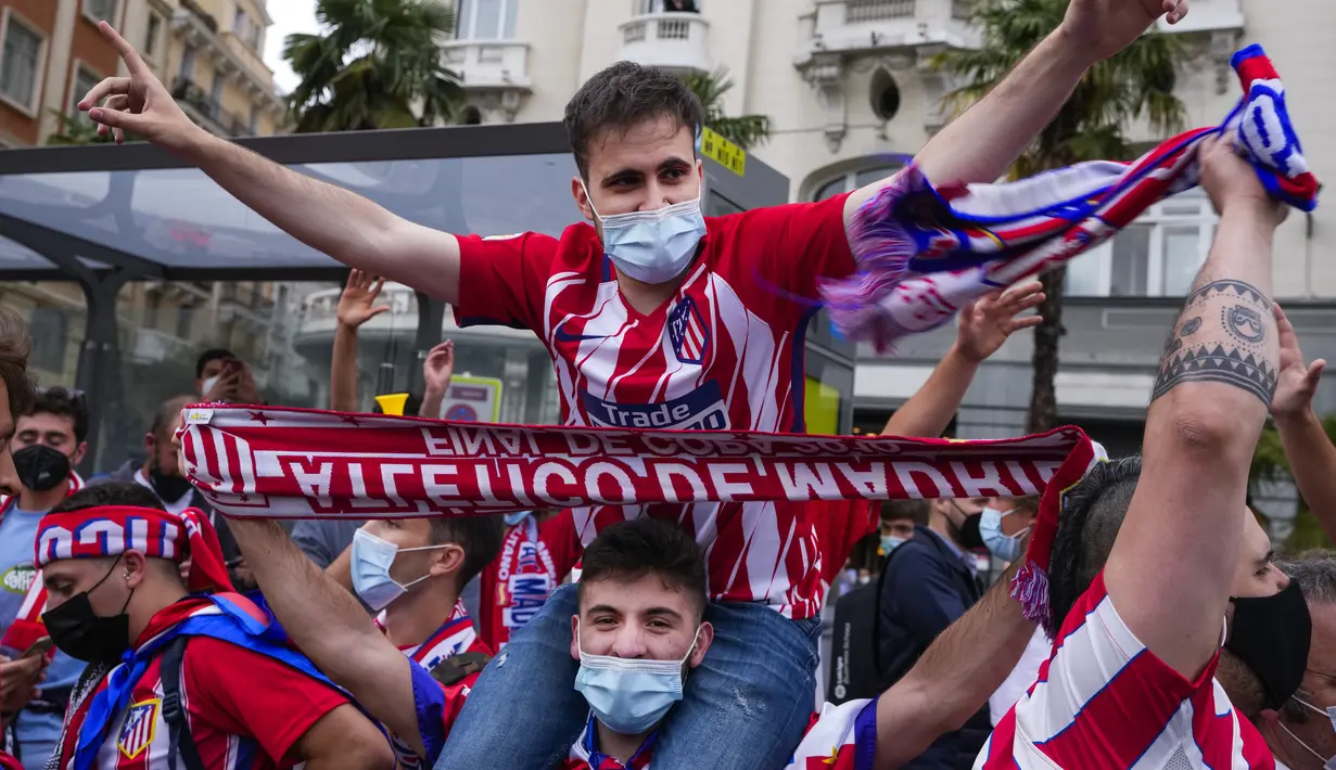 Para suporter Atletico Madrid merayakan keberhasilan tim mereka menjadi juara Liga Spanyol 2020-2021 di Madrid, Sabtu (22/5/2021). Atletico Madrid menang 2-1 atas Real Valladolid dan merebut gelar La Liga Spanyol ke-11. (AP Photo/Paul White)