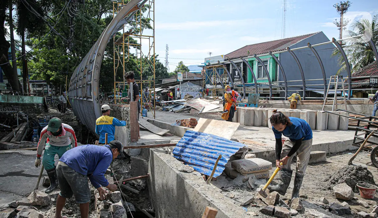 Pekerja menyelesaikan pembangunan revitalisasi Jembatan Cibubur, Jakarta, Senin (24/10/2022). Jembatan Cibubur yang saat ini sedang direvitalisasi, akan dilengkapi akses untuk pejalan kaki. Jembatan Cibubur yang menghubungkan Pasar Rebo dan Ciracas itu akan ditinggikan guna menghindari genangan ketika permukaan Kali Cipinang meninggi dan ditargetkan selesai pada bulan November 2022. (Liputan6.com/Faizal Fanani)