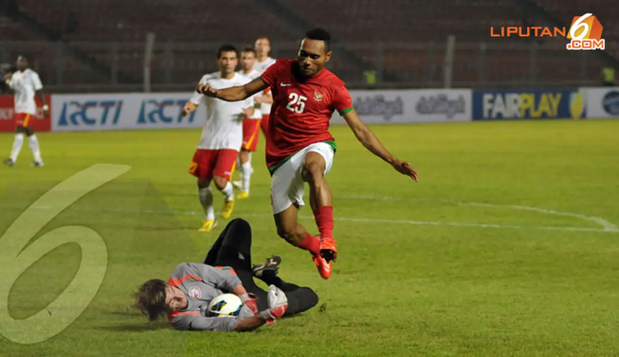 Penjaga gawang Kyrgyzstan, Ruslan Amirov kerepotan dan berjibaku menahan serangan yang dibangun Titus Bonai (Liputan6.com/ Helmi Fithriansyah)