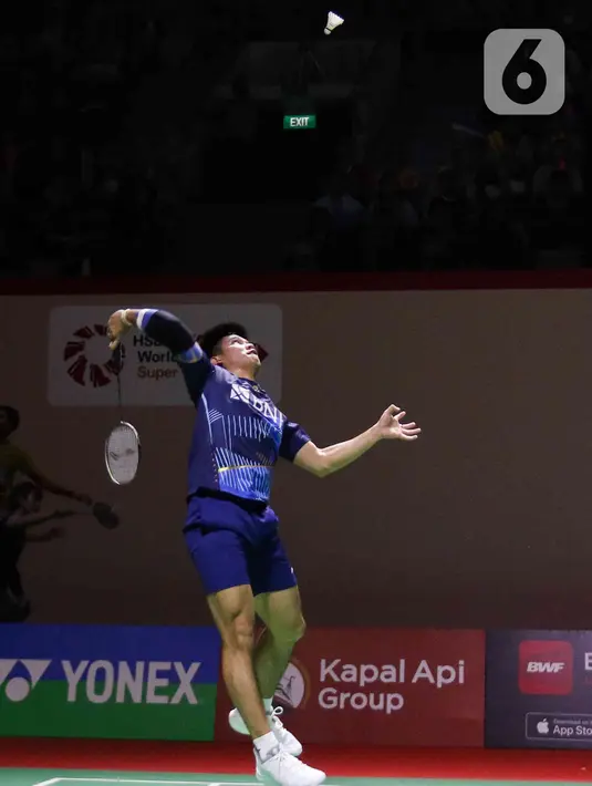 Pebulu tangkis ganda putra Indonesia  Daniel Marthin dan Leo Rolly Carnando (tak terlihat) saat menghadapi lawannya pasangan Korea Selatan Kang Min Hyuk/Seo Seung Jae dalam babak perempat final turnamen Indonesia Open 2023 di Istora Senayan, Jakarta, Jumat (16/6/2023). (Liputan6.com/Herman Zakharia)
