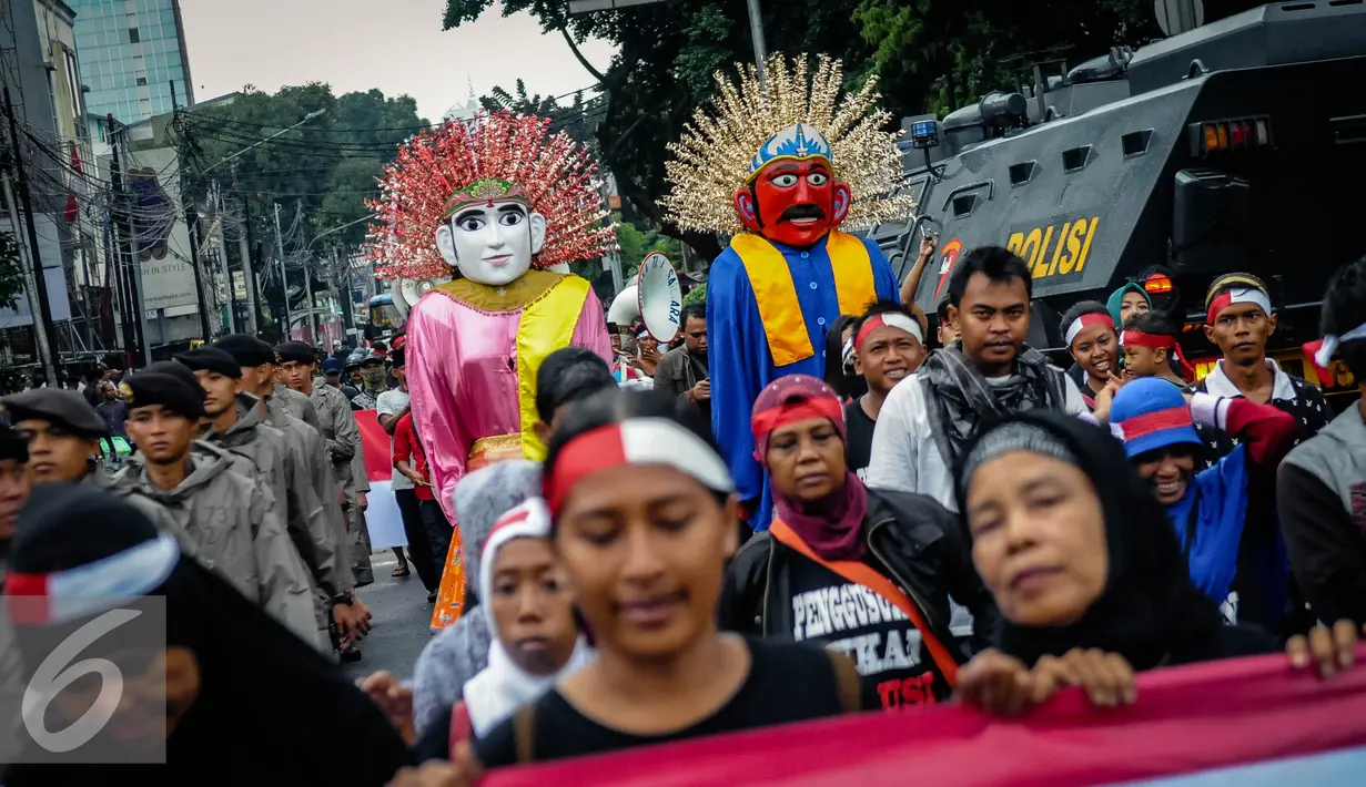 Dua ondel-ondel juga ikut dalam demo tolak Ahok di Jakarta, Rabu (21/9). Dalam aksinya mereka melakukan longmarch dari Raden Saleh menuju KPUD Jakarta. (Liputan6.com/Faizal Fanani)