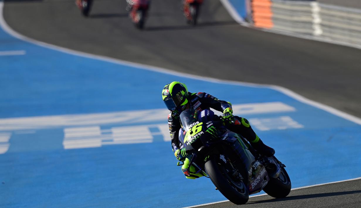 Pembalap Monster Energy, Valentino Rossi, saat latihan bebas pertama (FP1) MotoGP Andalusia 2020 di Sirkuit Jerez, Jumat (24/7/2020). Vinales mengukir waktu lap tercepat dan Rossi menempati posisi kedua. (AFP/Javier Soriano)