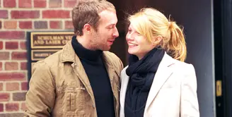 Tak ada keluarga yang diundang saat pernikahan Chris Martin dan Gwyneth Paltrow di Santa Barbara pada 5 Desember 2003 lalu. Saat itu, Gwyneth tengah hamil anak pertama. (USWeekly/Val Malone/WireImage)