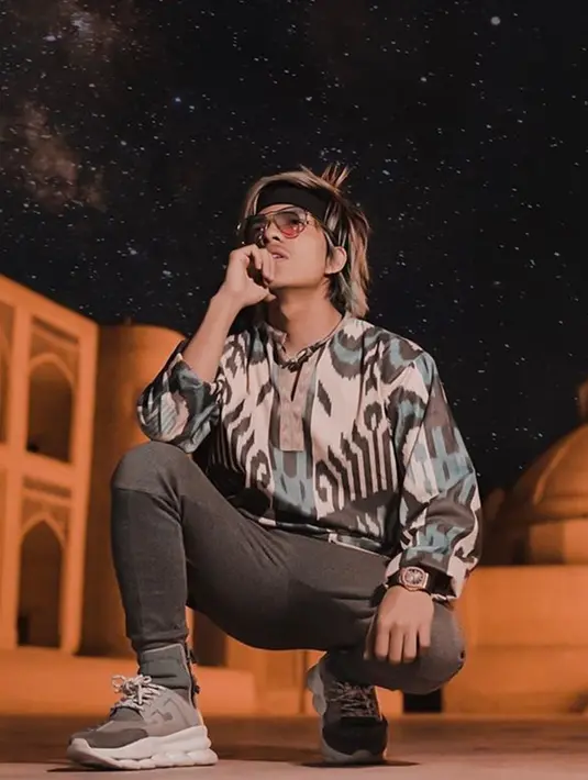 Berada di Uzbekistan tidak dengan editornya tentu menjadi hambatan ketika memproduksi sebuah konten baru. Maka dari itu Atta Halilintar putuskan untuk rehat sejenak sekalian merasakan liburan ke Uzbekistan. (Liputan6.com/IG/@attahalilintar)