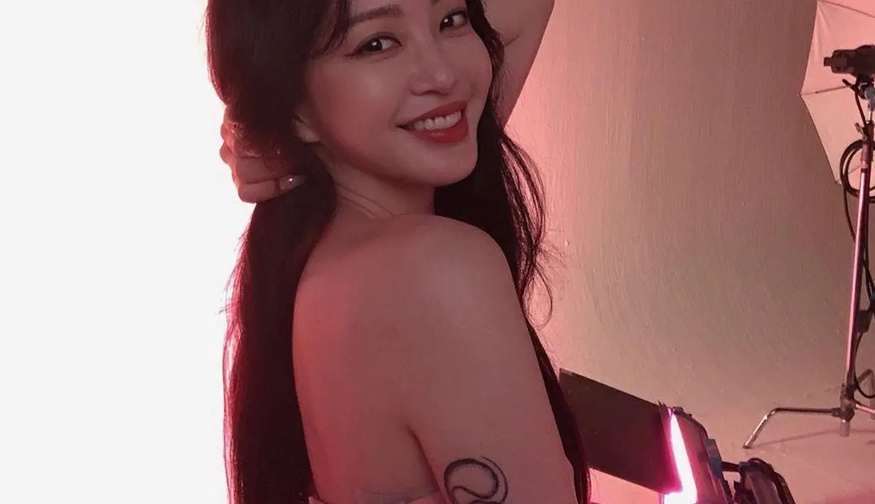 <p>Han Ye Seul memiliki berbagai tato berbeda di tubunya termasuk lengan, hingga jarinya. (Foto: @HAN_YE_SEUL_/Instagram via Koreaboo)</p>