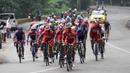 Pebalap Pishgaman Giant Team (kaos merah) memimpin rombongan saat melewati tanjakan Panorama dalam Etape 2 Tour de Singkarak 2015, Minggu (4/10/2015). (Bola.com/Arief Bagus)