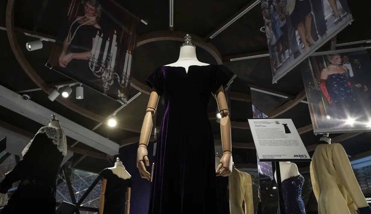 Pelelangan berbagai memorabilia Putri Diana akan dilakukan setelah pameran berakhir di kedua lokasi tersebut. (AP Photo/Vernon Yuen)