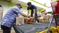 Tim dan relawan AXA Mandiri menyalurkan bantuan paket sembako, obat-obatan, layanan kesehatan dan air bersih dari karyawan AXA Mandiri di Cianjur, Jawa Barat (12/12/2022). (Liputan6.com)