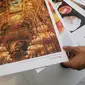 Petugas menunjukkan hasil print di OFiSKITA Jakarta, (3/9/2019). PT Menara Astra bekerja sama dengan PT Astragraphia Tbk untuk memberikan kemudahan aktivitas bisnis para tenant di Menara Astra melalui OFiSKITA. (Liputan6.com/Fery Pradolo)