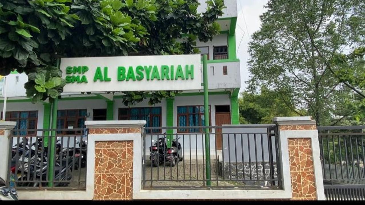 Dari video yang beredar terlihat korban menggunakan seragam pramuka dipukuli seorang remaja putri berpakaian bebas.