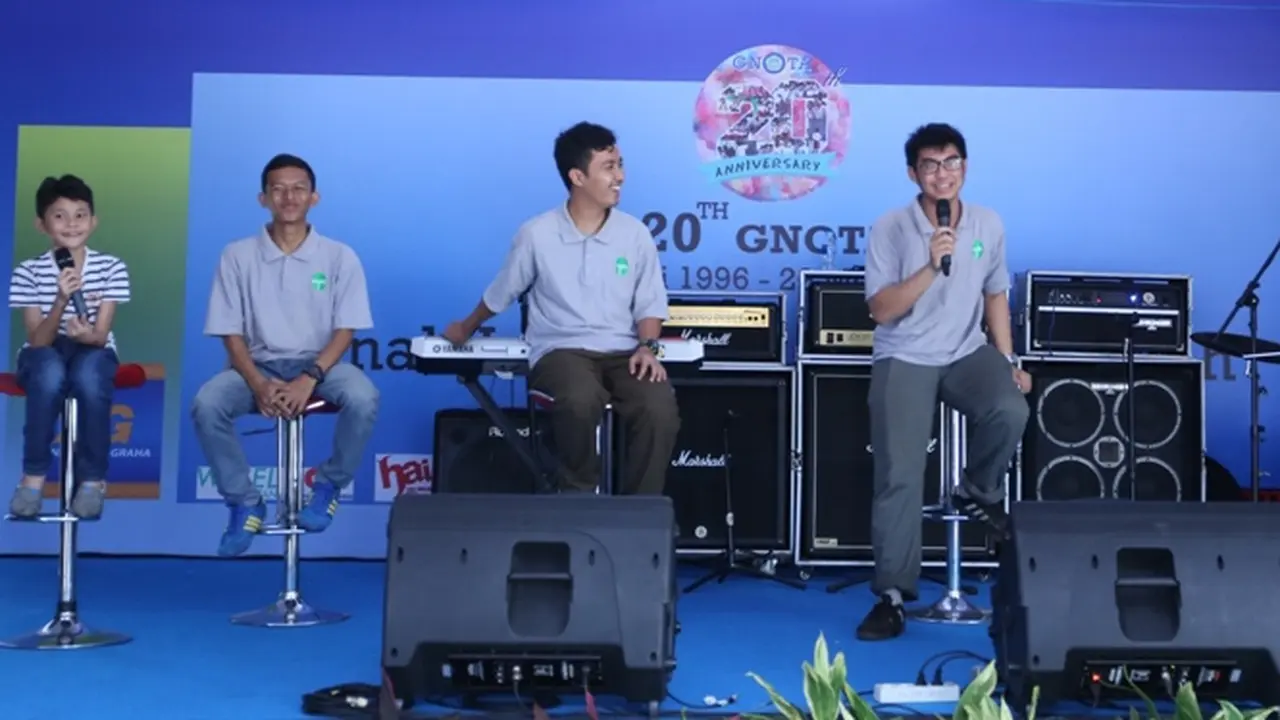 Ivan Hartono (pinggir kanan) sebagai Wakil Ketua Umum II Koalisi Pemuda Hijau Indonesia (KOPHI) di talkshow bertema lingkungan hidup oleh komunitas KOPHI.