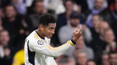 Gelandang Real Madrid Jude Bellingham berselebrasi setelah mencetak gol kedua timnya ke gawang Napoli pada matchday 5 Grup C Liga Champions 2023/2024 di Santiago Bernabeu, Kamis (30/11/2023) WIB. (AP Photo/Manu Fernandez)