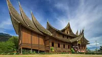 Istana Pagaruyung di Batusangkar. (dok. Instagram @dhzstagram / https://www.instagram.com/p/BporLLiFgFt/?igshid=13jwm1x9cvzxc / Dinda Rizky)