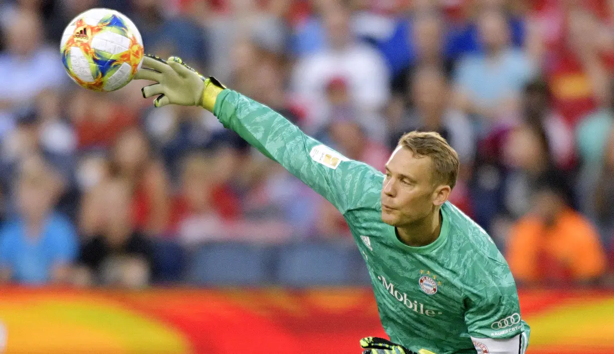 Manuel Neuer - Kiper sekaligus kapten Bayern ini merupakan salah satu pemain yang berhasil merasakan treble sebanyak dua kali bersama Bayern Munchen. Meski sudah berusia 34 tahun namun Neuer tetap menjadi pilihan utama untuk menjaga gawang The Bavarians. (AFP/Tim Vizer)