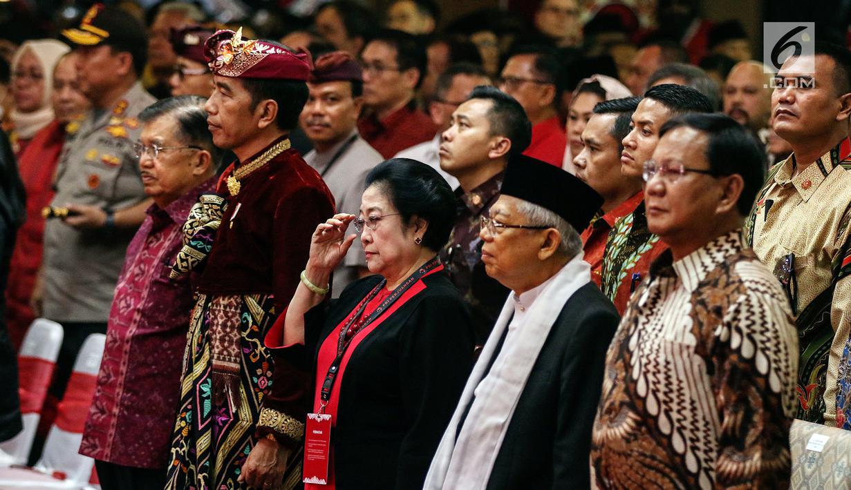 Presiden Joko Widodo (dua kiri) bersama Wapres Jusuf Kalla (kiri), Ketum PDIP Megawati Soekarnoputri (tengah), Ketum Partai Gerindra Prabowo Subianto (kanan), dan wapres terpilih Ma'ruf Amin (dua kanan) saat menghadiri Kongres V PDIP di Bali, Kamis (8/8/2019). (Liputan6.com/JohanTallo)