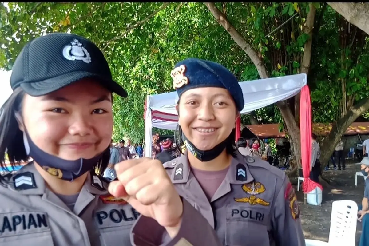 Senyum bahagia Glenda dan Regina setelah menjalani prosesi kenaikan pangkat di Pantai Malalayang, Manado, Selasa (30/6/2020).