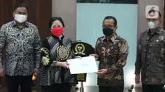 Ketua DPR Puan Maharani didampingi Wakil Ketua DPR Rachmat Gobel (kiri) dan Lodewijk F Paulus (kanan) menerima surat Presiden (Supres) dari Menteri Sekretaris Negara Pratikno di Lobby Nusantara III, Kompleks Parlemen MPR/DPR-DPD, Senayan, Jakarta, Rabu (3/11/2021).  (Liputan6.com/Angga Yuniar)