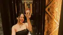 Sitha Marino mengunggah potret mirror selfienya yang menggemaskan. Penampilannya sempurna dengan balutan strapless dress berwarna hitam bermotif abstrak. Dress ini memiliki detail bagian rok yang semi transparan. [Foto: Instagram/sithamarino]