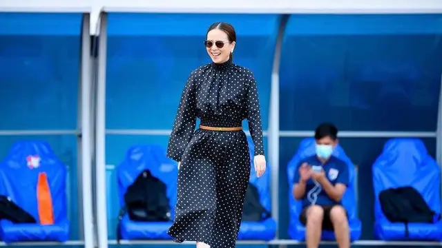 14 Gaya Modis Madam Pang di Lapangan Hijau, Crazy Rich yang Jadi Manajer Timnas Thailand