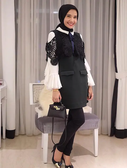 Lagi-lagi monokrom. Dan kali ini warna yang dominan melekat adalah hitam, mulai dari hijab, long vest dan celana yang warnanya hitam. Namun untuk kemejanya berwarna putih di bagian leher dan tangan. (Instagram/zaskiasungkar15)