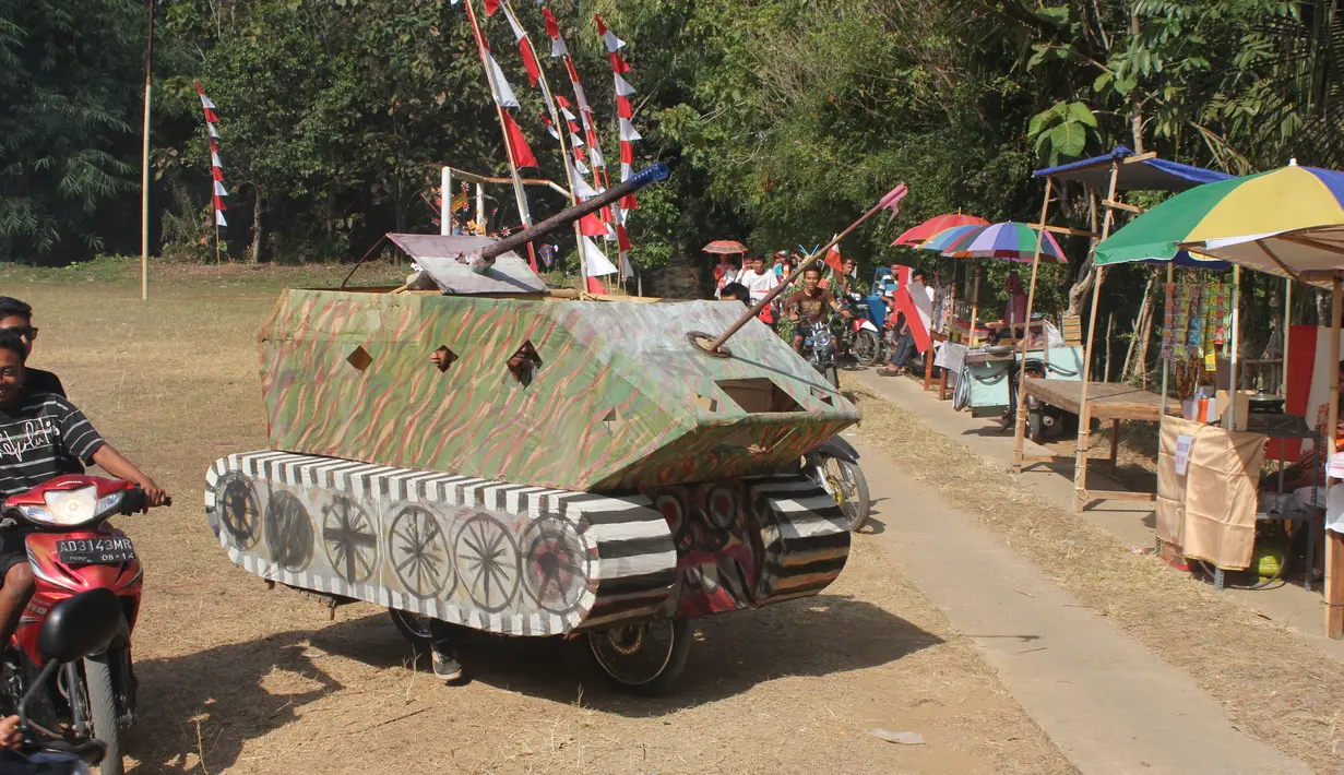 Pengendara motornya harus mengintip dari balik bodi tank. (Source: himpewa.wordpress.com)