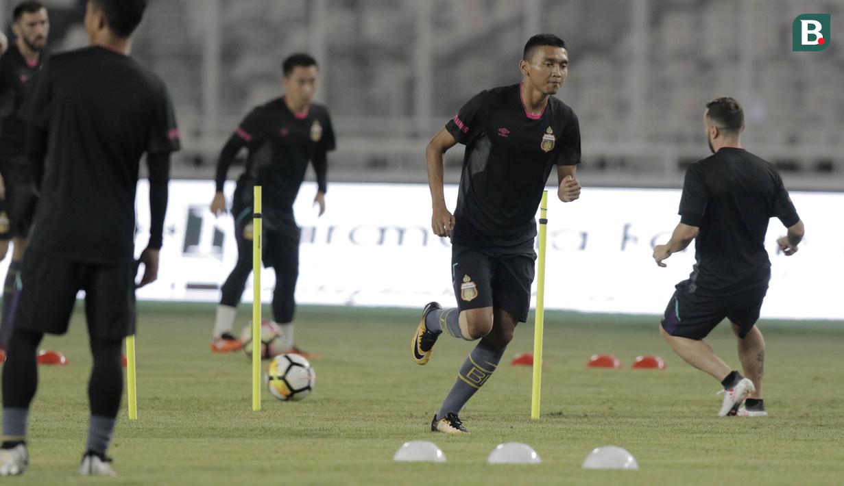 Striker Bhayangkara FC, Dendy Sulistyawan, saat latihan jelang laga perdana Liga 1 di SUGBK, Jakarta, Kamis (22/3/2018). Bhayangkara FC akan berhadapan dengan Persija. (Bola.com/M Iqbal Ichsan)