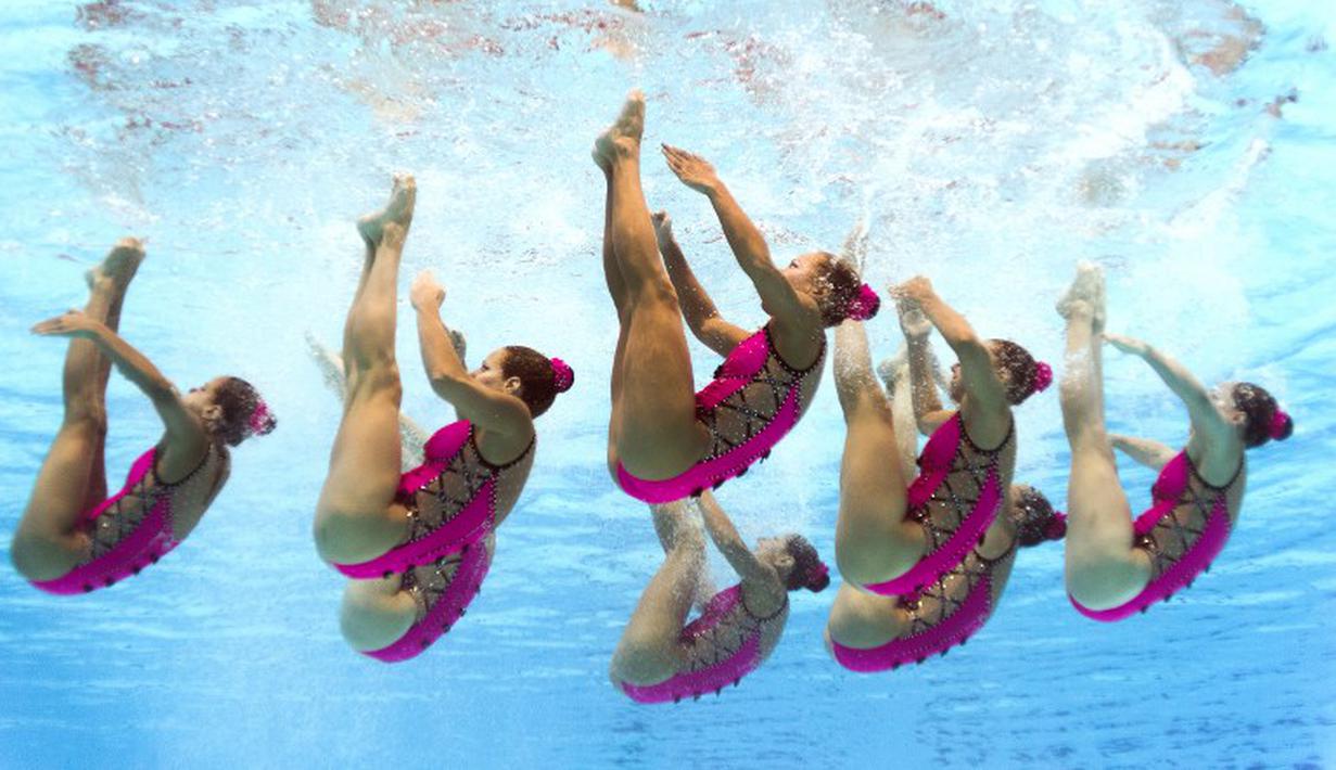 Tim putri Prancis beraksi di nomor Team Technical dalam Kejuaraan Dunia Akuatik 2015 di Kazan, Rusia. (27/7/2015). (AFP Photo/Francois Xavier Marit)