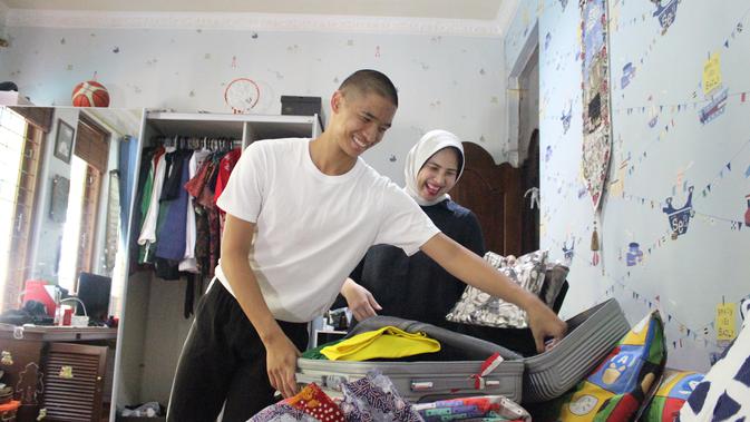 Calon Paskibraka Nasional 2019 dari DKI Jakarta, Rayhan Alfaro Ferdinand Siregar bersama dengan ibunya saat berbenah pakaian. (Foto: Liputan6.com/Sammy 'Azmi)