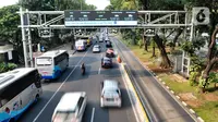 Kendaraan melintasi gerbang Electronic Road Pricing (ERP) di Jalan Medan Merdeka Barat, Jakarta, Rabu (20/11/2019). DKI Jakarta akan mengimplementasikan konsep ERP mulai tahun 2020. (merdeka.com/Iqbal Nugroho)