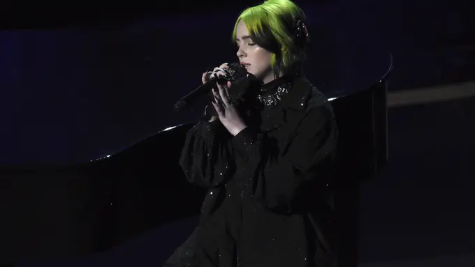 Billie Eilish dalam Piala Oscar 2020  (AP Photo/Chris Pizzello)