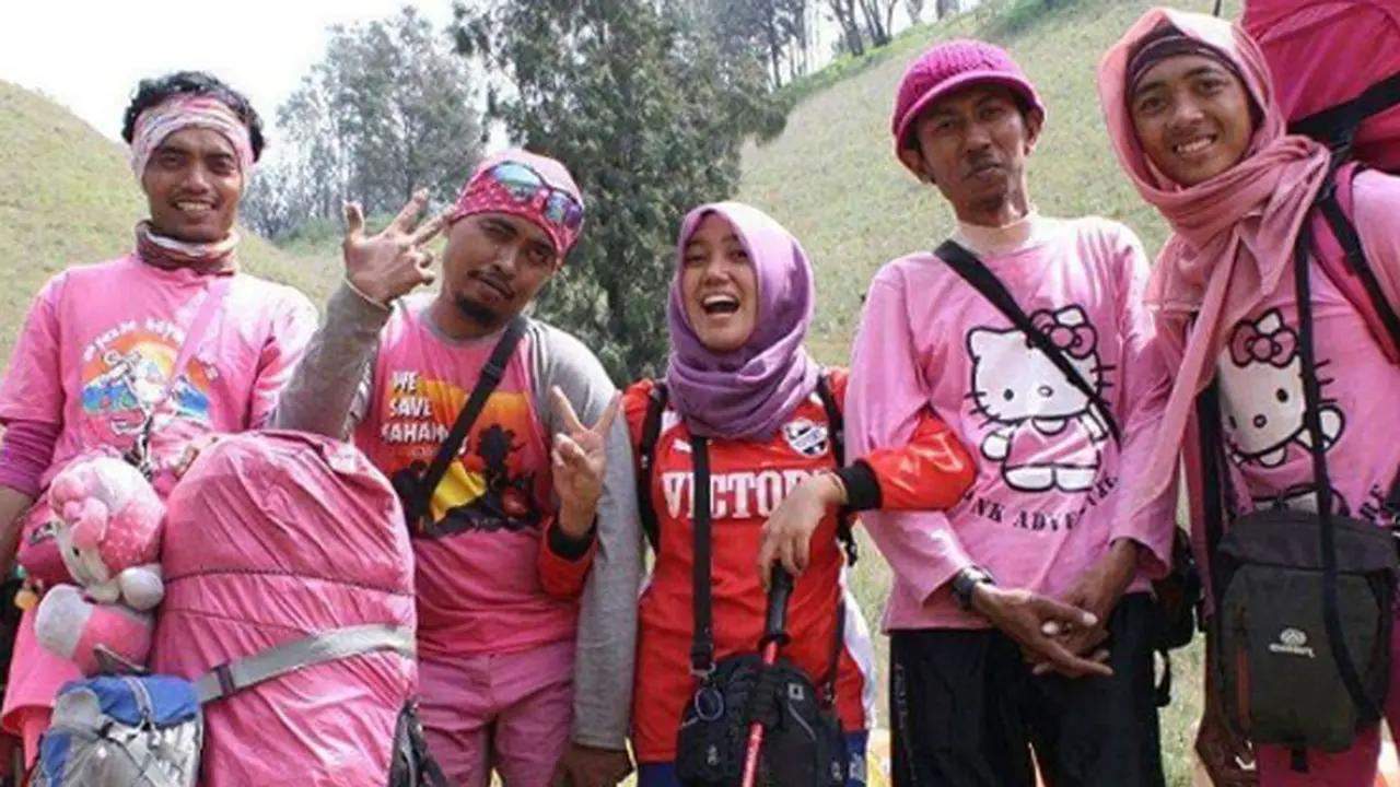 Hello Kitty Berbaju Pink Naik Gunung, Para Pendaki Terhibur