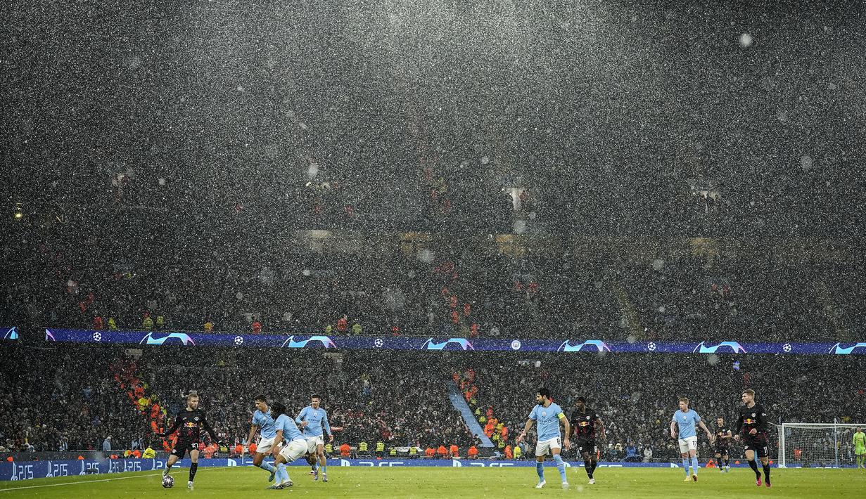 <p>Hujan salju mengguyur laga leg kedua 16 Besar Liga Champions 2022/2023 antara Manchester City melawan RB Leipzig di Etihad Stadium, Manchester, Rabu (15/03/2023). The Cityzens berhasil melaju ke babak perempat final setelah berhasil menang dengan skor 7-0. (AP Photo/Dave Thompson)</p>