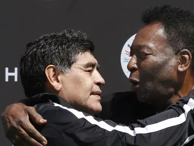 (9/6/2016) - Dua legenda sepakbola, Diego Maradona (kiri) dan Pele, berfoto dalam acara pertandingan sepakbola yang diselenggarakan oleh produsen jam tangan mewah, Hublot di Jardin du Palais Royal, Paris, Prancis. (AFP/Patrick Kovarik)