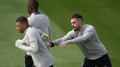 Penyerang Paris Saint-Germain Kylian Mbappe dan kiper Arnau Tenas (kanan) menghadiri sesi Latihan menjelang leg kedua semifinal Liga Champions 2023/2024 di Campus PSG di Poissy, Senin (6/5/2024). (FRANCK FIFE / AFP)