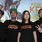 Para pemain film Kesempatan Keduda berpose saat peluncuran trailer dan poster di Jakarta, Senin (10/9). Poster film ini menampilkan warna cerah dan foto pemain utama yatu Raffi Ahmad, Zizan Razak, dan Cut Meyriska. (Liputan6.com/Herman Zakharia)