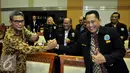 Kepala BNN Budi Waseso bersalaman dengan Plt pimpinan KPK Johan Budi saat Rapat Dengar Pendapat (RDP) dengan Komisi III DPR di Jakarta, Senin (7/9/2015). RDP yang membahas Rencana Kerja dan Anggaran dihadiri BNN, KPK, dan PPATK. (Liputan6.com/Johan Tallo)