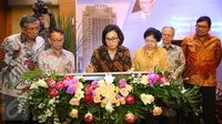 Menkeu Sri Mulyani Indrawati menandatangani prasasti dalam acara penetapan nama Gedung Utama Kantor Pusat Direktorat Jenderal Pajak (DJP) di Jakarta, Kamis (19/1). (Liputan6.com/Immanuel Antonius)