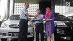 Plt Koordinator Unit Kerja Labuksi KPK Irene Putri menyerahkan barang sitaan ke Direktur Pelayanan Tahanan dan Pengelolaan Benda Sitaan dan Barang Rampasan Negara Wahidin di Gedung KPK Jakarta, Selasa (30/1). (Liputan6.com/Herman Zakharia)