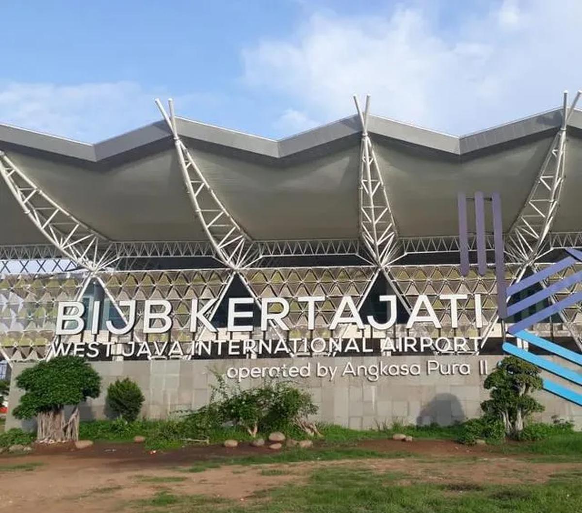 Presiden Joko Widodo memerintahkan agar operasional bandar udara (bandara) Husein Sastranegara, Bandung, dipindah ke bandar udara Kertajati, Majalengka.