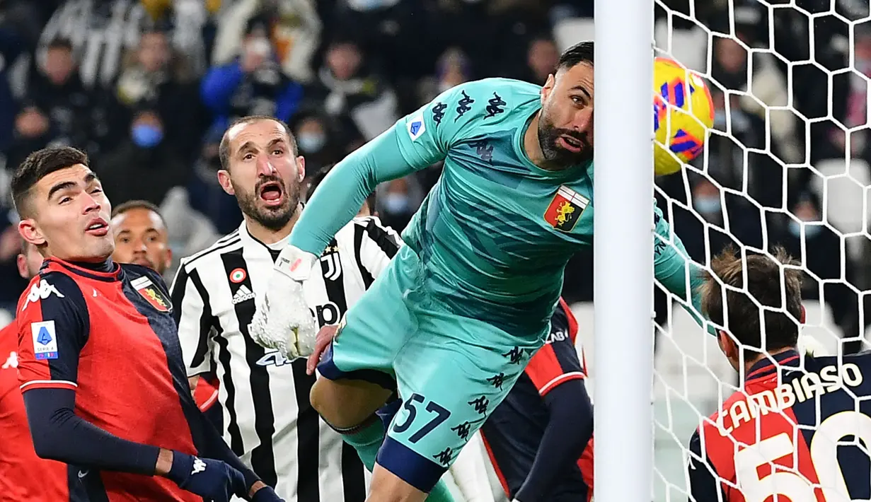 Usai bergelimang trofi bersama PSG, Salvatore Sirigu memilih untuk kembali ke kampung halamannya, Italia pada 2017 bersama Torino. Kemudian, ia berlabuh ke Genoa pada musim panas 2021. Kiper 35 tahun tersebut tercatat telah membuat 37 penampilan bersama I Rossoblu. Sayangnya, Sirigu tak mampu mengangkat performa timnya dan terdegradasi ke Serie B pada musim depan. (AFP/Isabella Bonotto)
